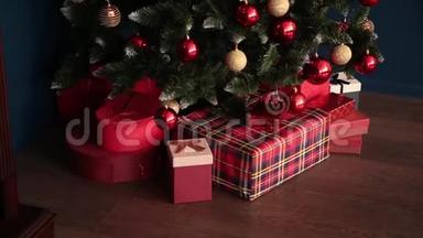 2019. 2019年新年。 新年`装饰，五颜六色的花环，圣诞袜。 圣诞树上的圣诞树